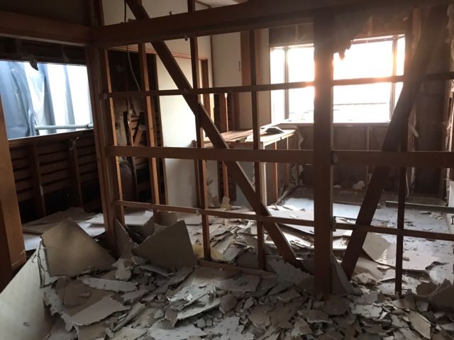 木造２階建て解体工事(神奈川県横浜市瀬谷区本郷)工事中の様子です。